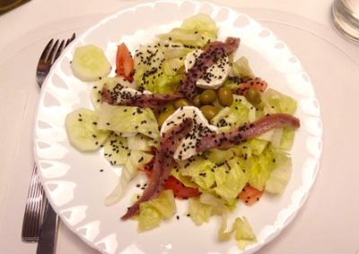 ENSALADA CON ANCHOAS Y QUESO DE CABRA