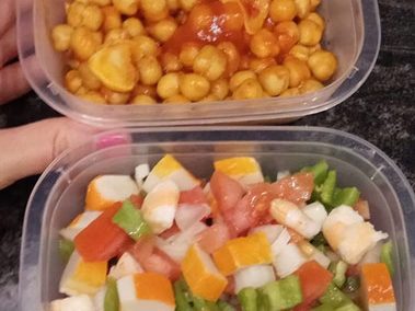 GARBANZOS REHOGADOS CON SALSA DE TOMATE Y SALPICÓN DE MARISCO