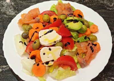 ENSALADA DE SALMÓN AHUMADO QUESO Y AGUACATE