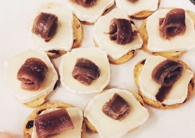 TAPAS DE ANCHOAS CON QUESO DE CABRA