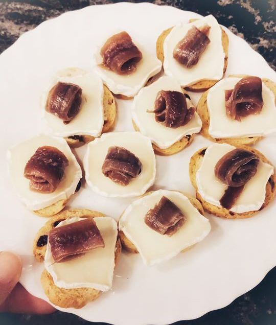 TAPAS DE ANCHOAS CON QUESO DE CABRA