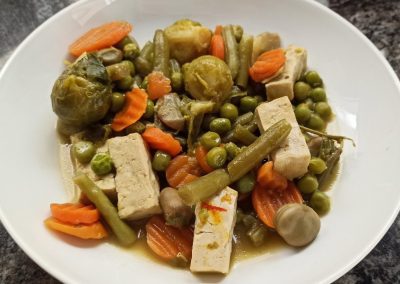 TOFU CON MENESTRA DE VERDURAS