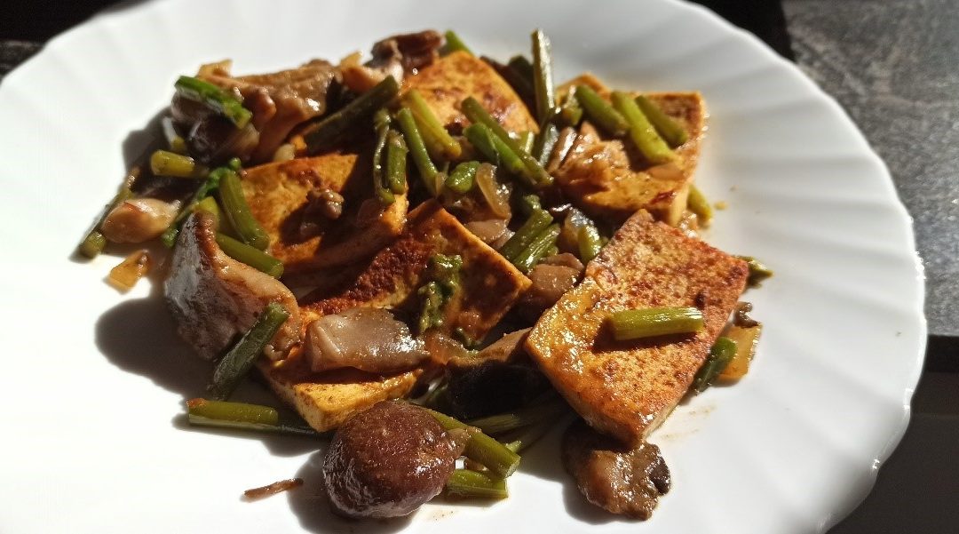 TOFU SALTEADO CON ESPÁRRAGOS Y SETAS