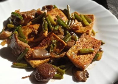 TOFU SALTEADO CON ESPÁRRAGOS Y SETAS