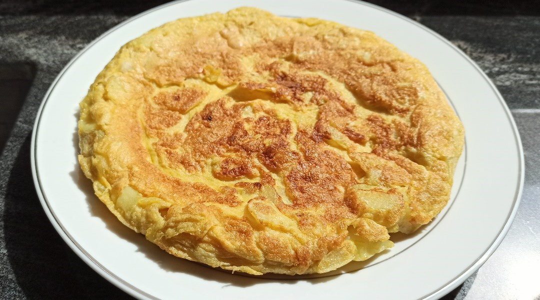 TORTILLA DE PATATA COCIDA Y CEBOLLA