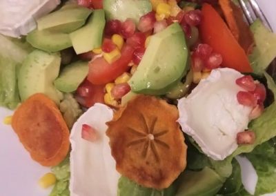 ENSALADA CON QUESO DE CABRA, GRANADA Y AGUACATE