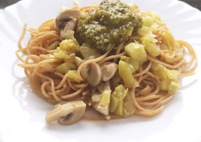 ESPAGUETIS CON SALSA PESTO Y VERDURAS