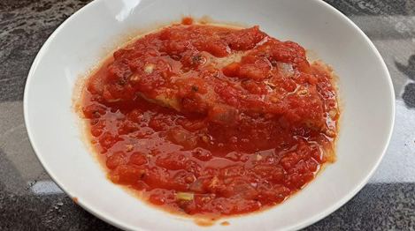 ATÚN CON TOMATE, CEBOLLA Y ALBAHACA