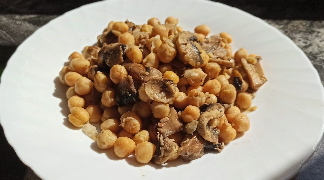 GARBANZOS CON CHAMPIÑÓN Y ATÚN