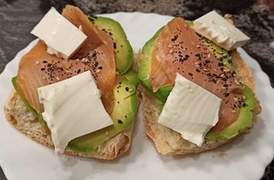 TOSTA DE SALMÓN AHUMADO Y AGUACATE