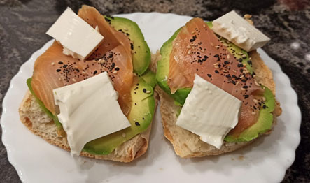 TOSTA DE SALMÓN AHUMADO Y AGUACATE