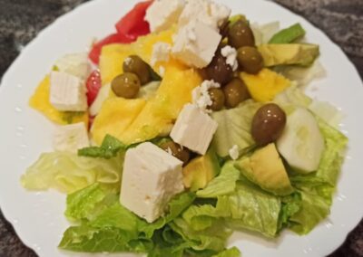 ENSALADA DE MANGO CON QUESO FETA