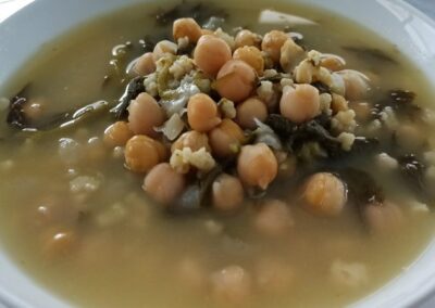 GARBANZOS CON GRELOS Y SOJA TEXTURIZADA