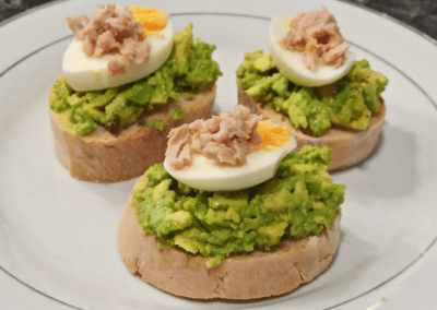 TOSTADA DE AGUACATE CON HUEVO COCIDO Y ATÚN