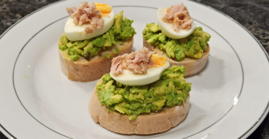 TOSTADA DE AGUACATE CON HUEVO COCIDO Y ATÚN