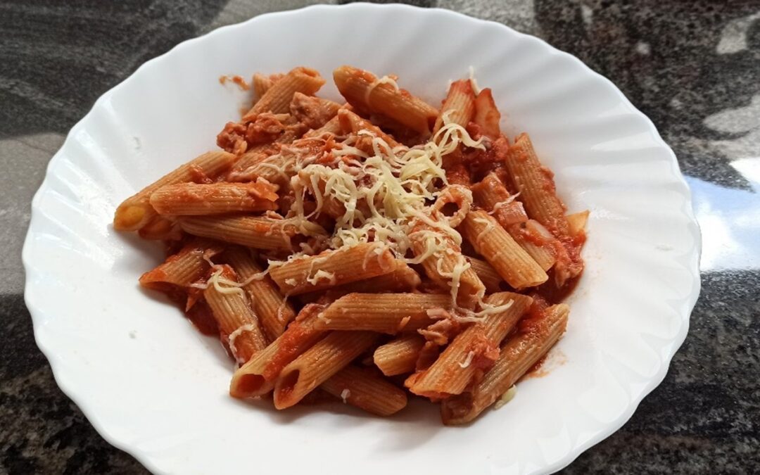 MACARRONES CON TOMATE Y QUESO