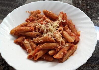 MACARRONES CON TOMATE Y QUESO