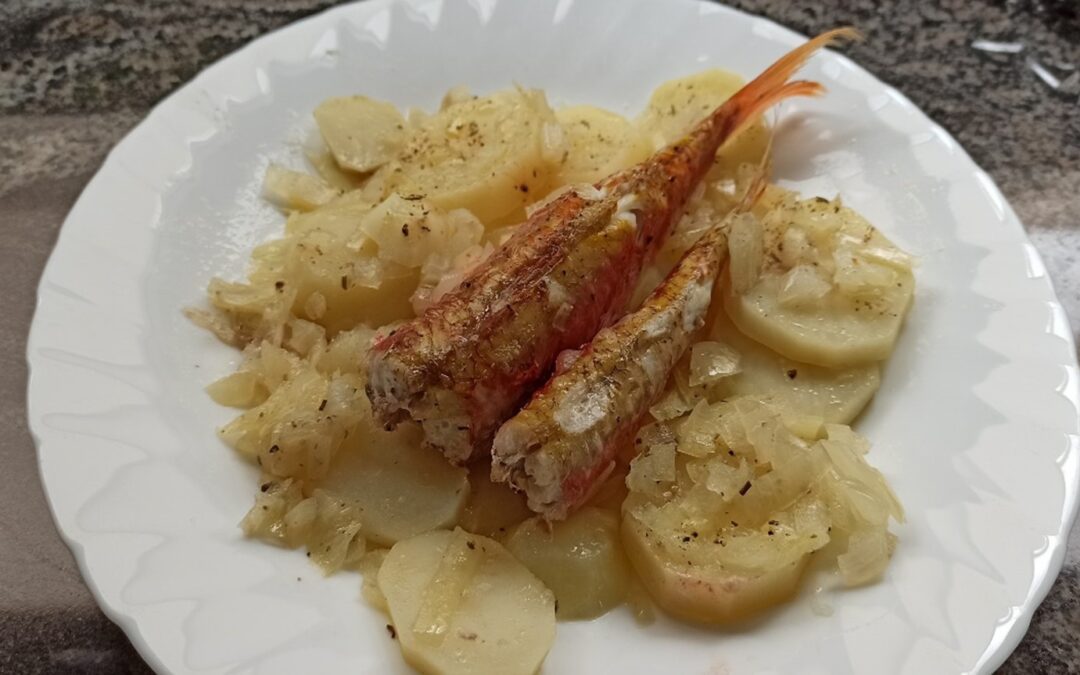 SALMONETES AL HORNO CON PATATA ASADA