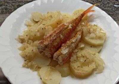 SALMONETES AL HORNO CON PATATA ASADA