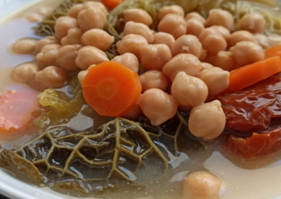 GARBANZOS CON COL RIZADA Y TOMATE SECO