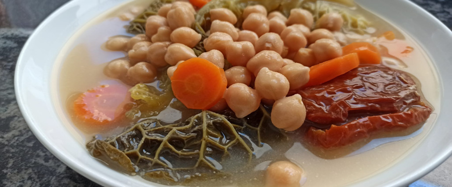 GARBANZOS CON COL RIZADA Y TOMATE SECO