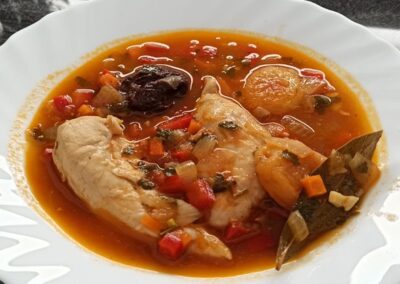 PECHUGA DE POLLO CON VERDURAS Y FRUTA SECA.