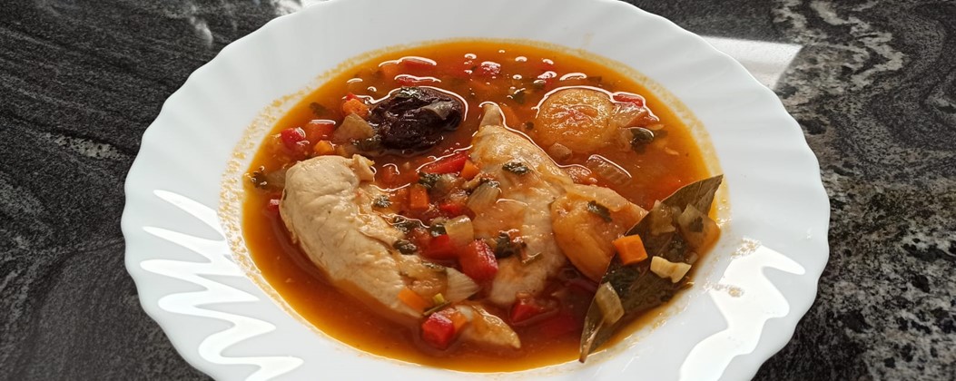 PECHUGA DE POLLO CON VERDURAS Y FRUTA SECA.