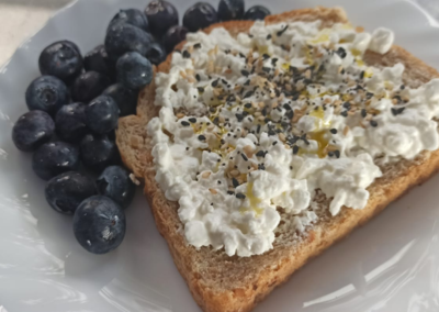 TOSTADA DE QUESO FRESCO Y SEMILLAS