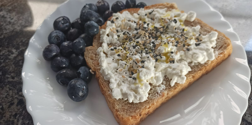 TOSTADA DE QUESO FRESCO Y SEMILLAS