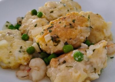 ALBÓNDIGAS DE CALAMARES CON GAMBAS Y GUISANTES