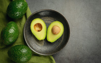 ¿Sabías qué si guardas un aguacate inmaduro con una manzana o plátano, aceleras su maduración?