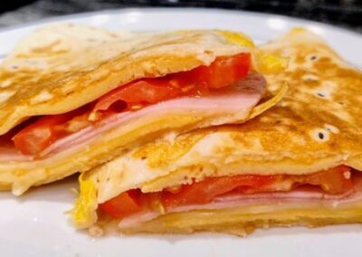 Tortitas de maíz con tortilla y queso