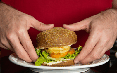 ¿Sabías que comer con las manos hace que comas más?