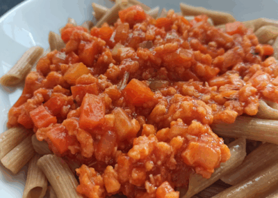 MACARRONES CON SALSA “BOLOÑESA” VEGANA
