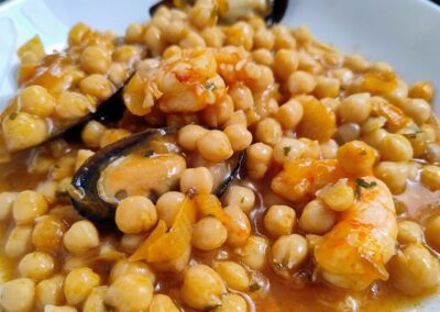 GARBANZOS CON MEJILLONES Y LANGOSTINOS