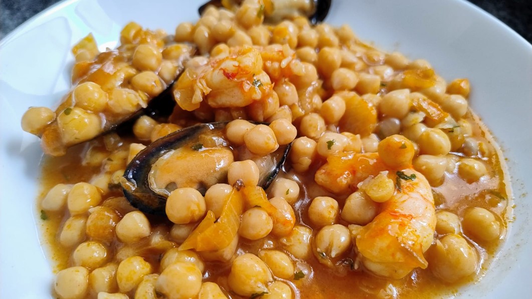 GARBANZOS CON MEJILLONES Y LANGOSTINOS