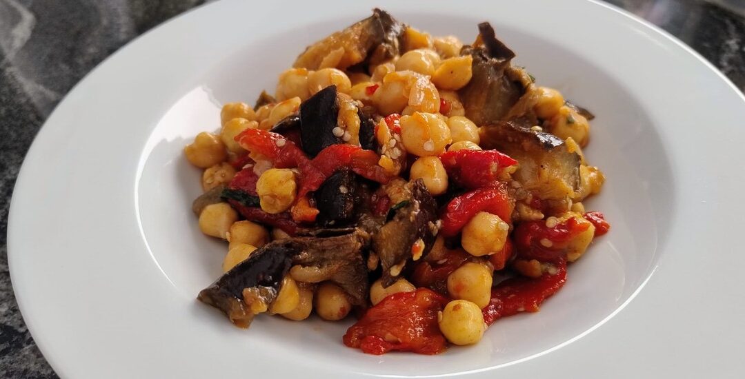 GARBANZOS CON BERENJENA Y PIMIENTO ASADO
