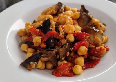 GARBANZOS CON BERENJENA Y PIMIENTO ASADO