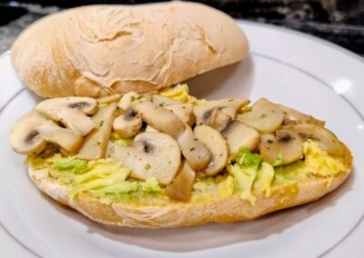 MOLLETE DE AGUACATE CON CHAMPIÑÓN
