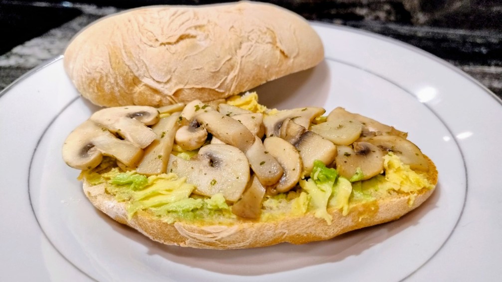 MOLLETE DE AGUACATE CON CHAMPIÑÓN